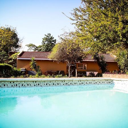 River-Ridge Guest House กาโบโรเน ภายนอก รูปภาพ